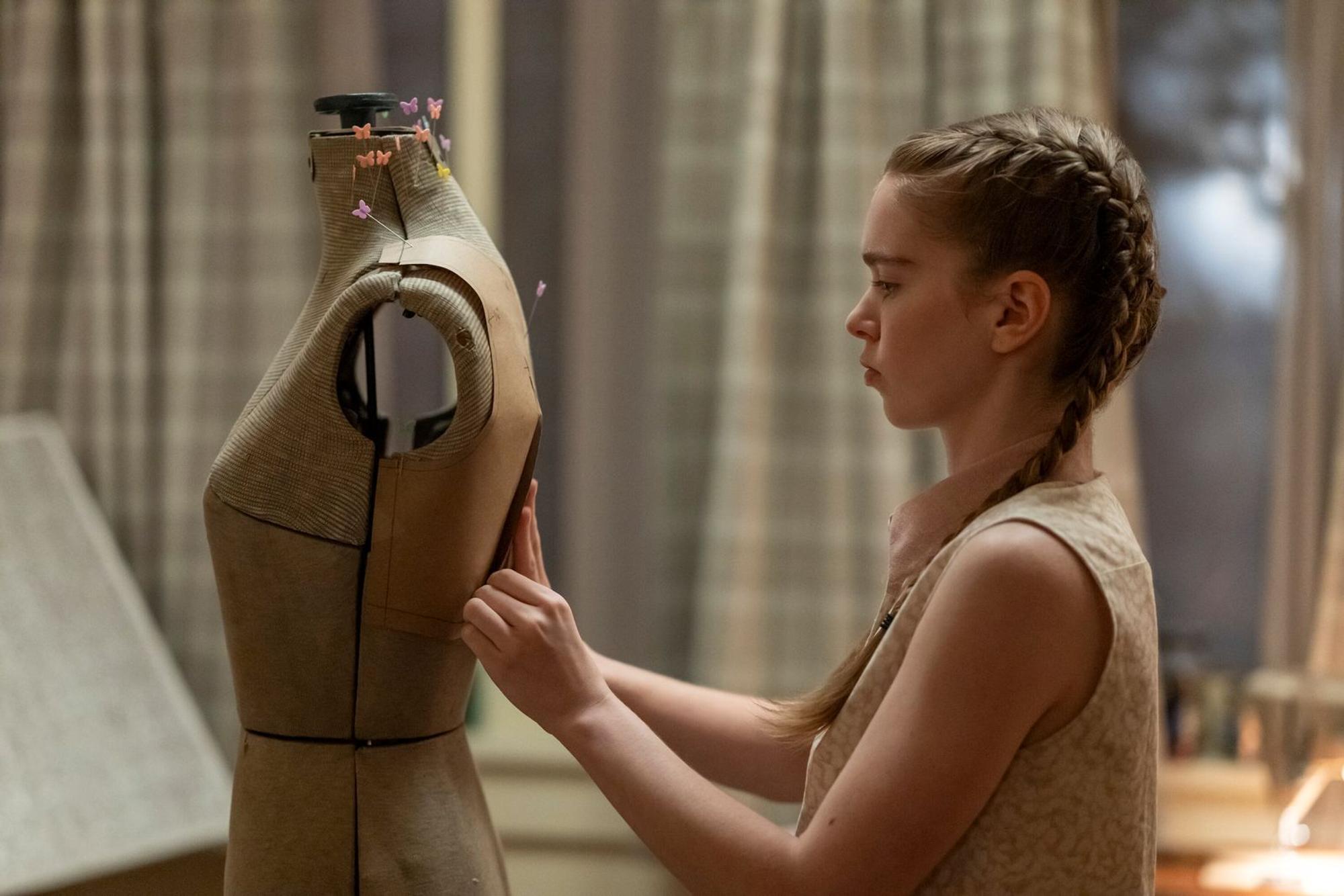 Carrie (Summer H. Howell) ist eine begabte Schneiderin und versteht sich darauf, ihre biedere Heimgarderobe für die neuen Auftritte in der Öffentlichkeit etwas aufzupeppen. (Bild: © Amazon Content Services LLC)