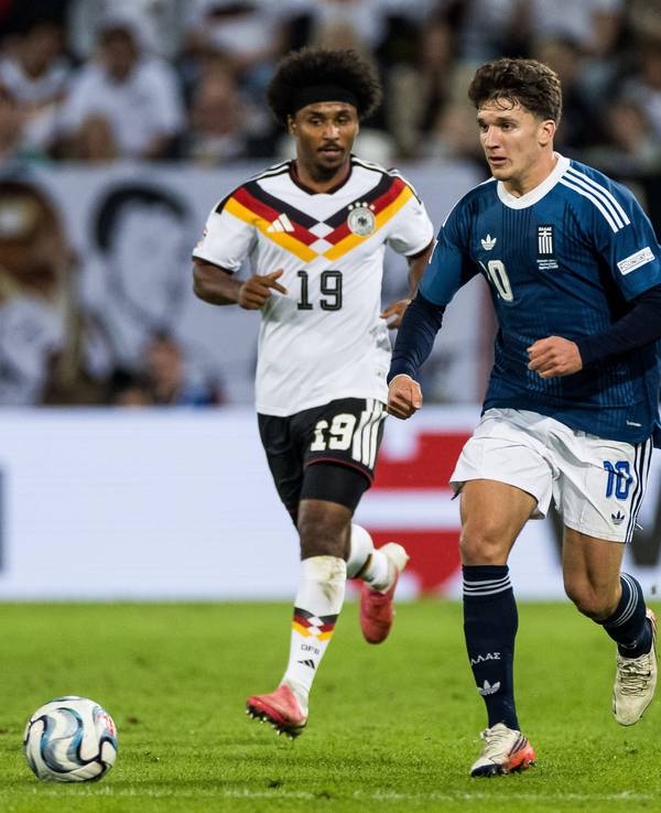 Karim Adeyemi rennt Christos Tzolis auf dem Platz hinterher.