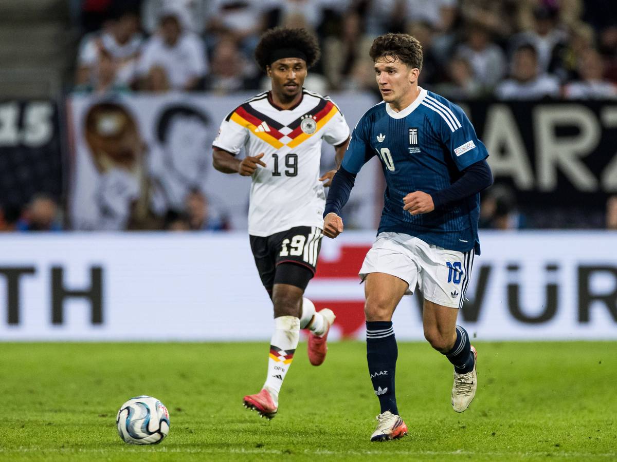 Karim Adeyemi rennt Christos Tzolis auf dem Platz hinterher.