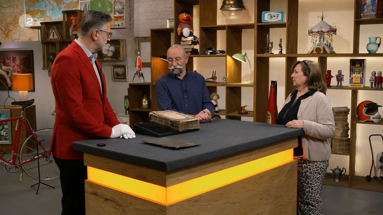„Du hast ein dolles Ding mitgebracht“, begrüßte Horst Lichter Jutta aus Weyhe. „Dieses Buch ist seit nachverfolgbar vier Generationen im Familienbesitz“, verkündete die Verkäuferin stolz. 
 (Bild: ZDF)