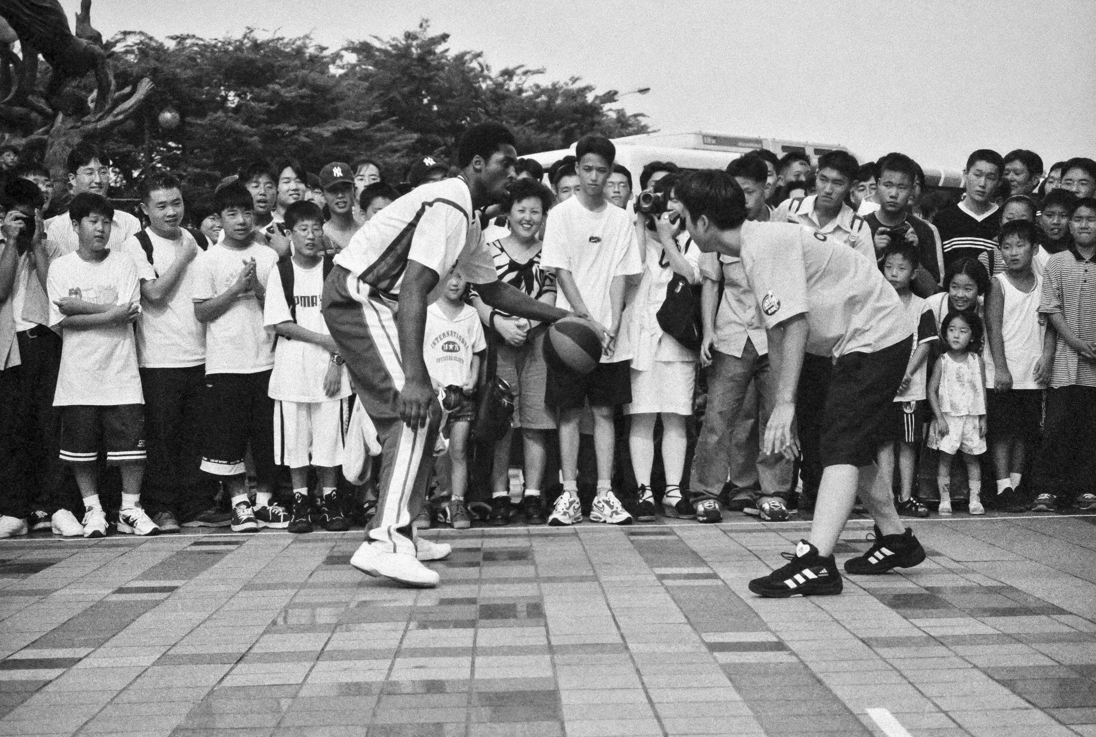 Kurz vor seiner dritten Saison mit den Lakers feierte Kobe Bryant seinen 20. Geburtstag auf einem Basketballplatz in Südkorea.