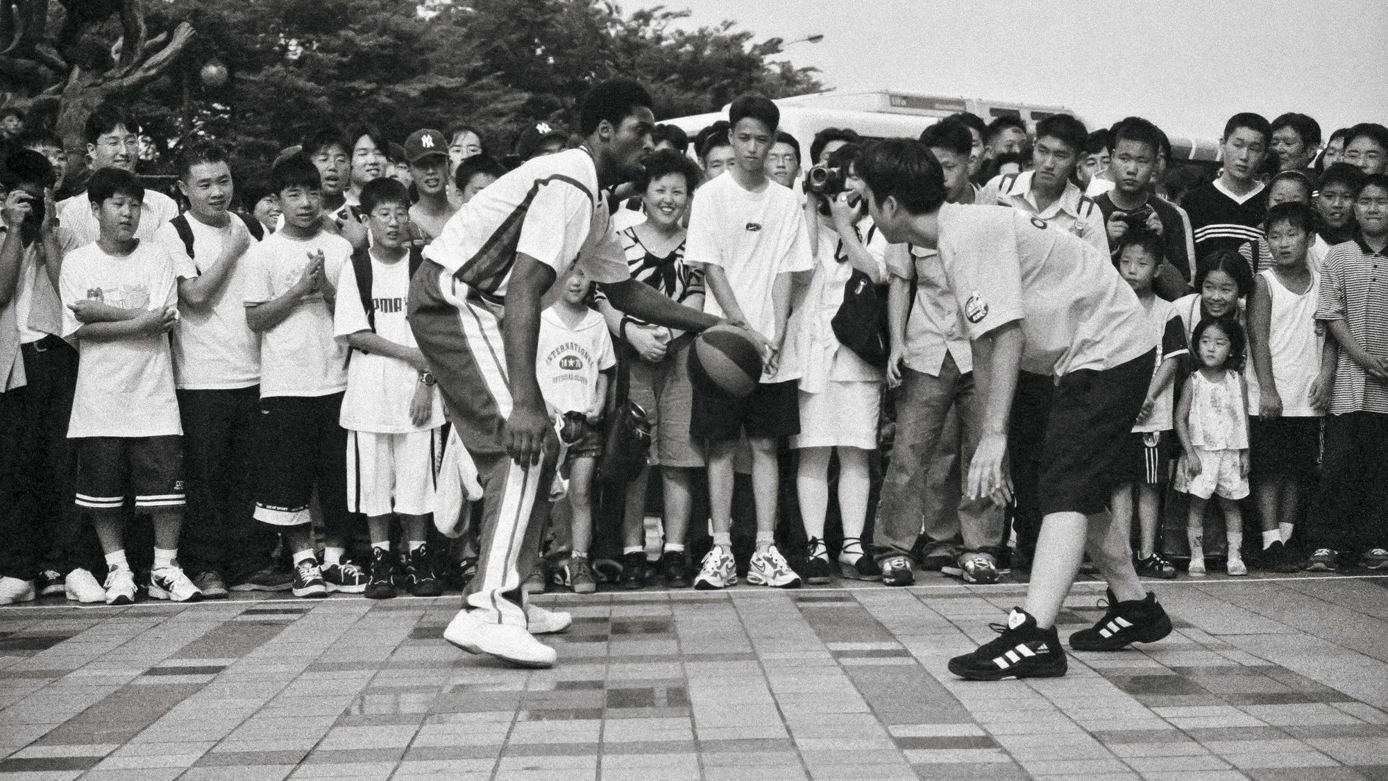 Kurz vor seiner dritten Saison mit den Lakers feierte Kobe Bryant seinen 20. Geburtstag auf einem Basketballplatz in Südkorea.