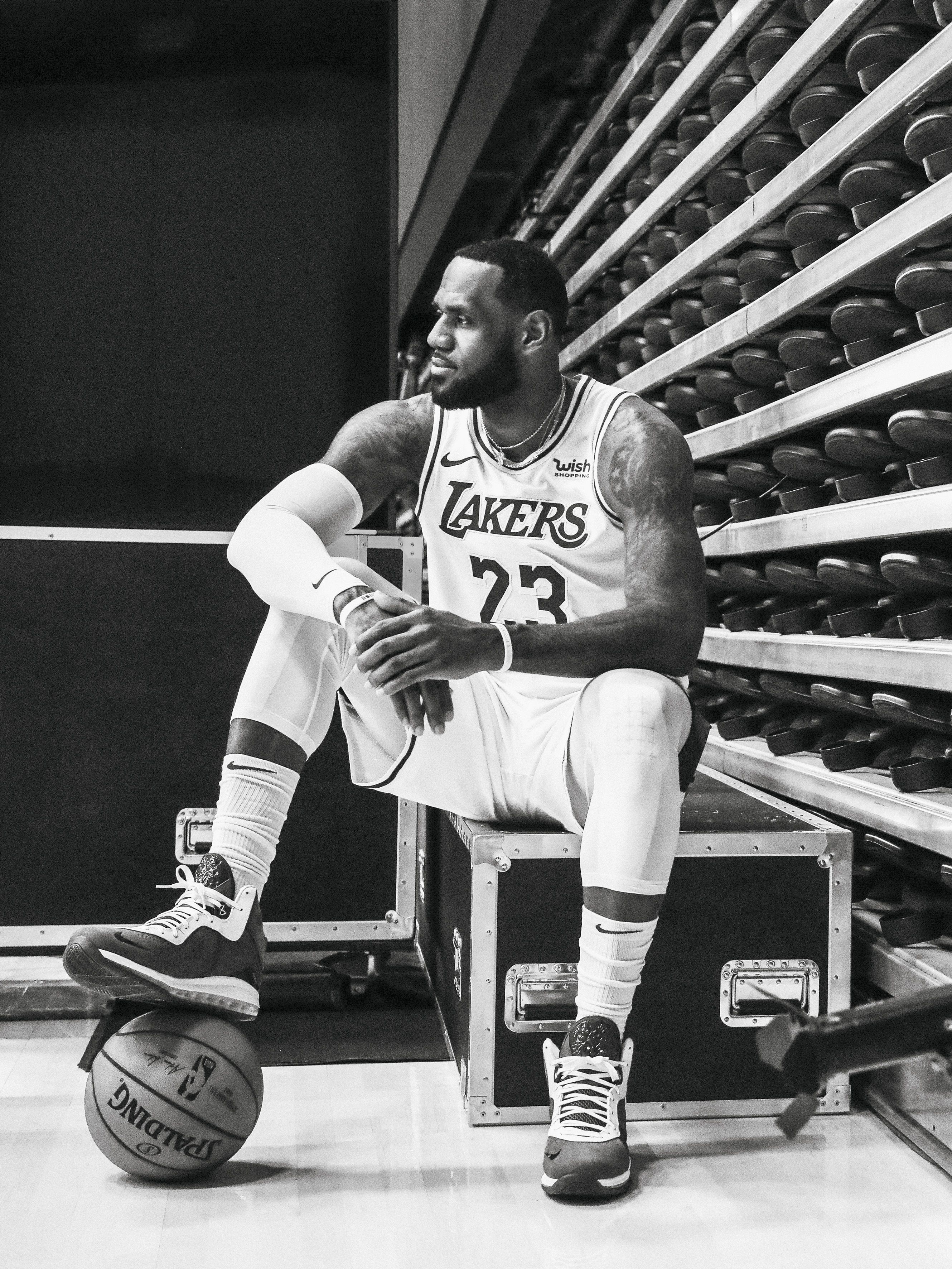 LeBron James sitzt nachdenklich im Lakers-Trikot.
