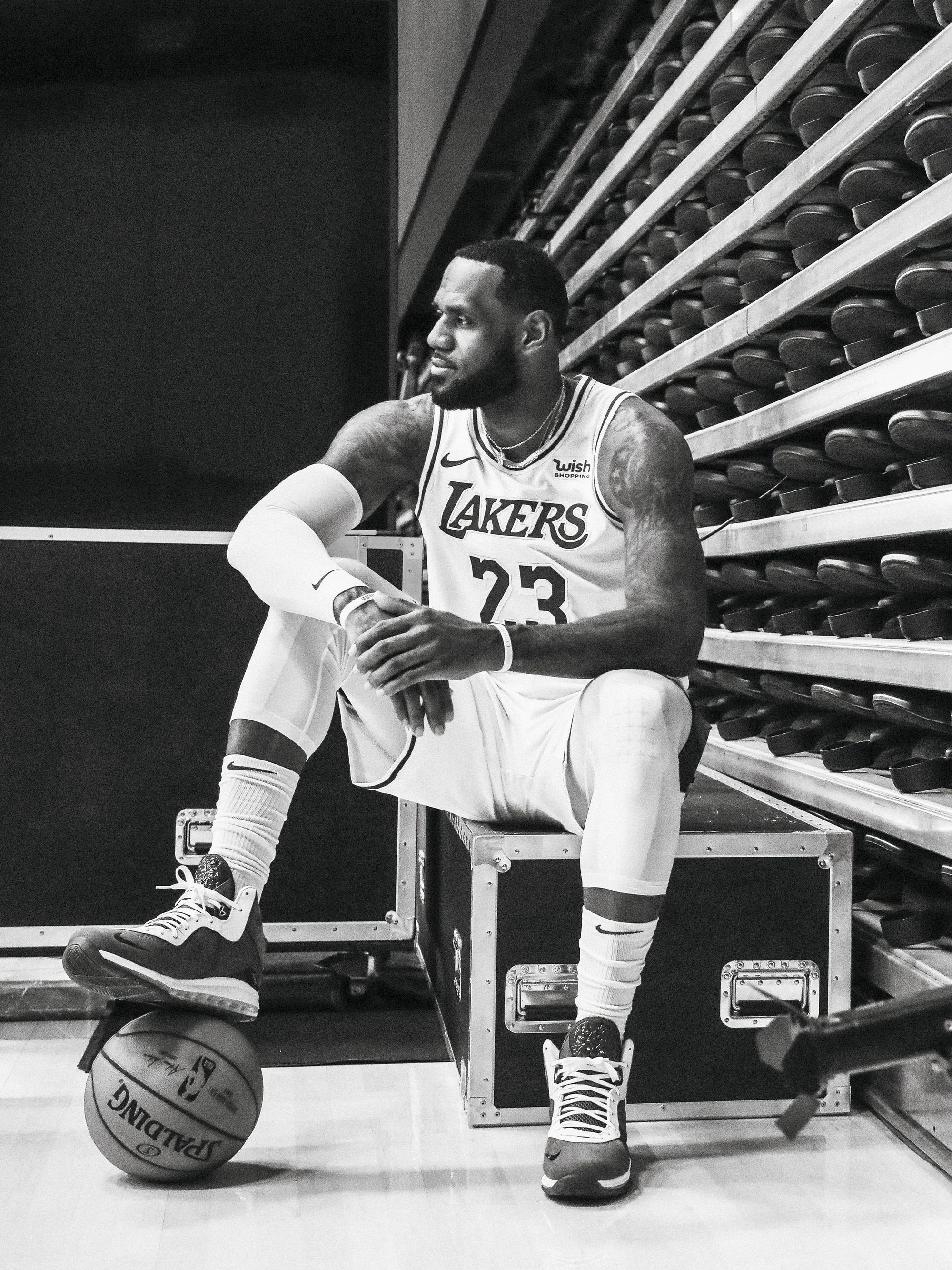 LeBron James sitzt nachdenklich im Lakers-Trikot.
