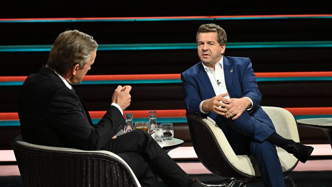 ZDF-Moderator Markus Lanz lockte den CDU-Ministerpräsidenten Sven Schulze am Donnerstag aus der Reserve, als es um eine mögliche Zusammenarbeit mit der AfD ging. (Bild: ZDF / Markus Hertrich)