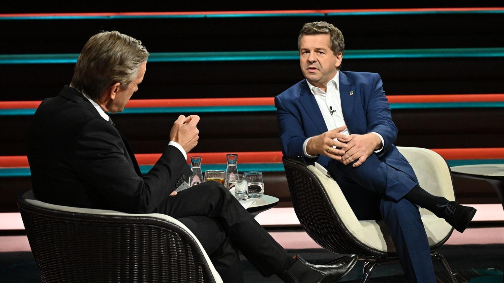 ZDF-Moderator Markus Lanz lockte den CDU-Ministerpräsidenten Sven Schulze am Donnerstag aus der Reserve, als es um eine mögliche Zusammenarbeit mit der AfD ging. (Bild: ZDF / Markus Hertrich)