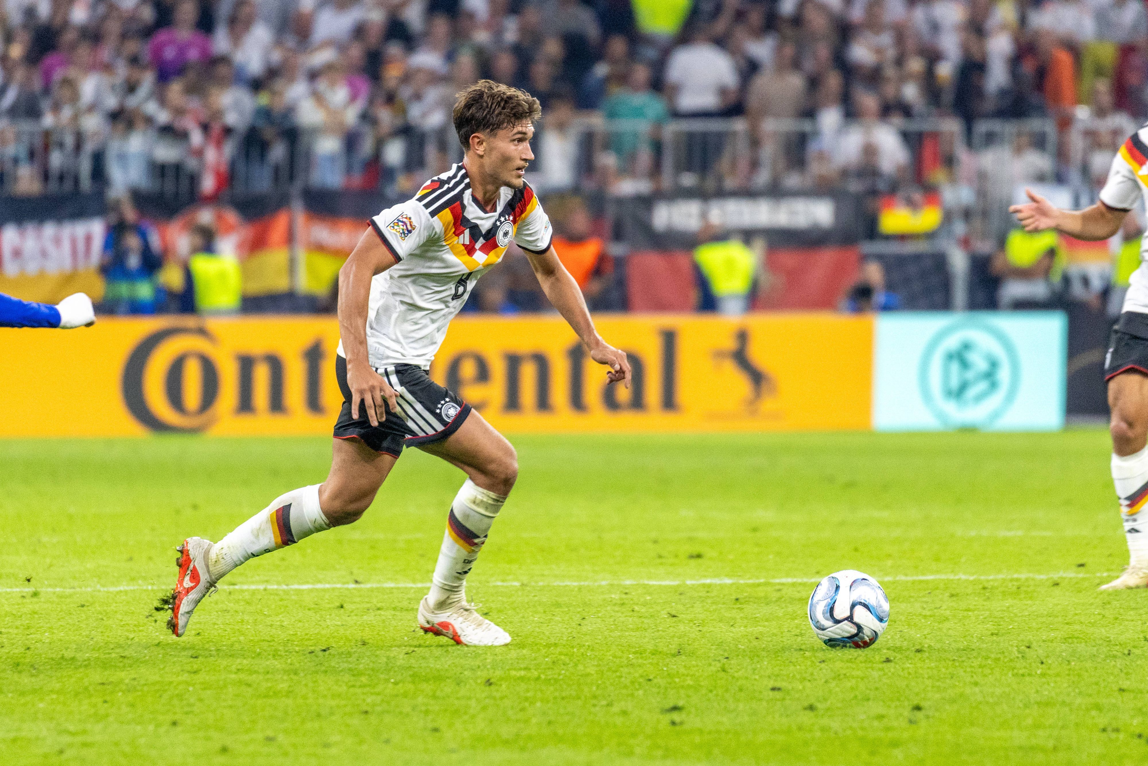 Tom Bischof treibt den Ball durchs DFB-Mittelfeld.