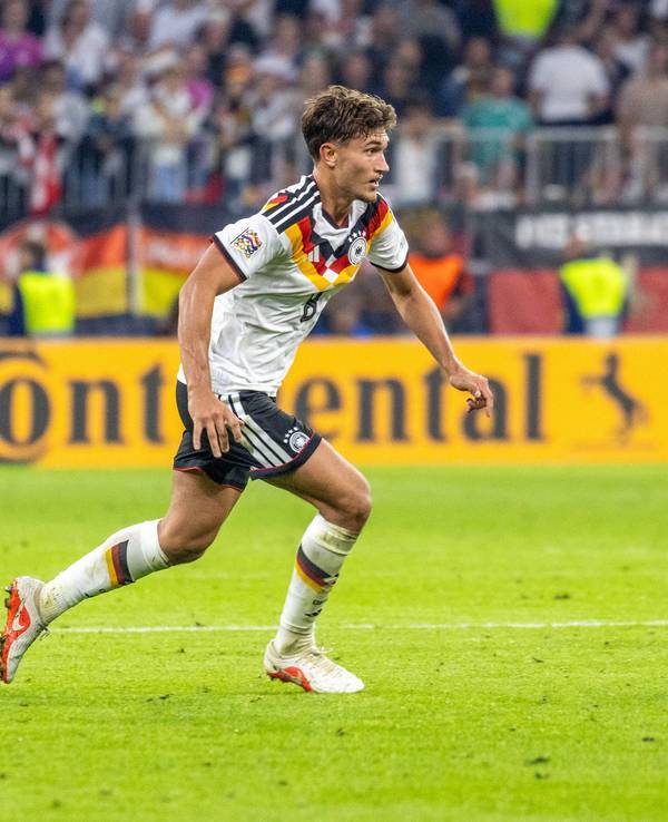 Tom Bischof treibt den Ball durchs DFB-Mittelfeld.