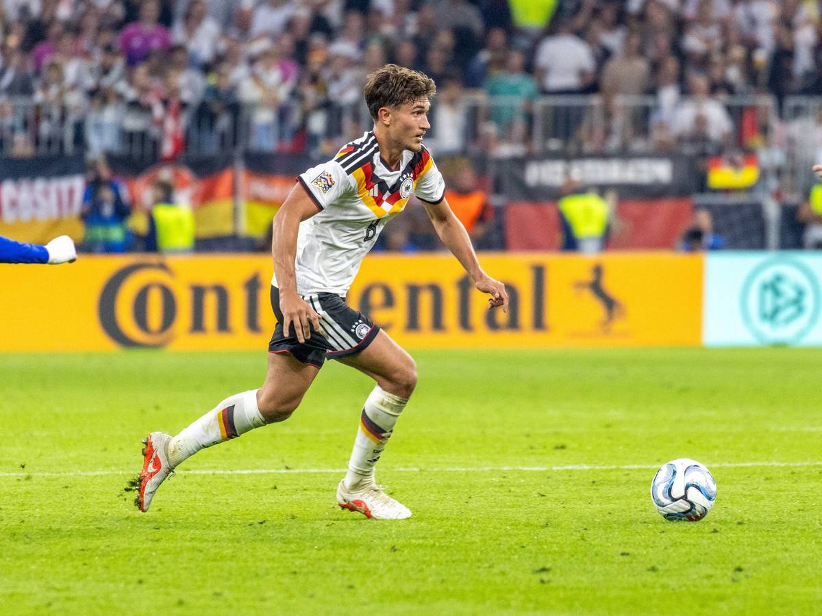 Tom Bischof treibt den Ball durchs DFB-Mittelfeld.