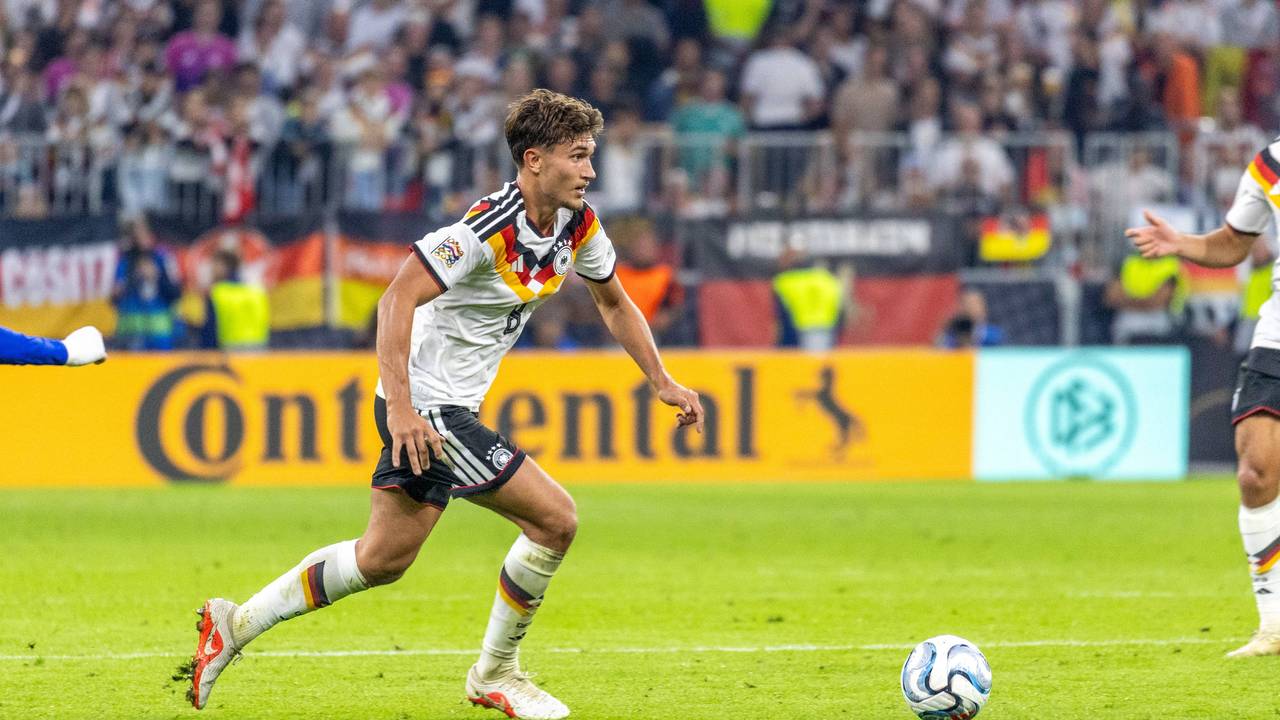 Tom Bischof treibt den Ball durchs DFB-Mittelfeld.