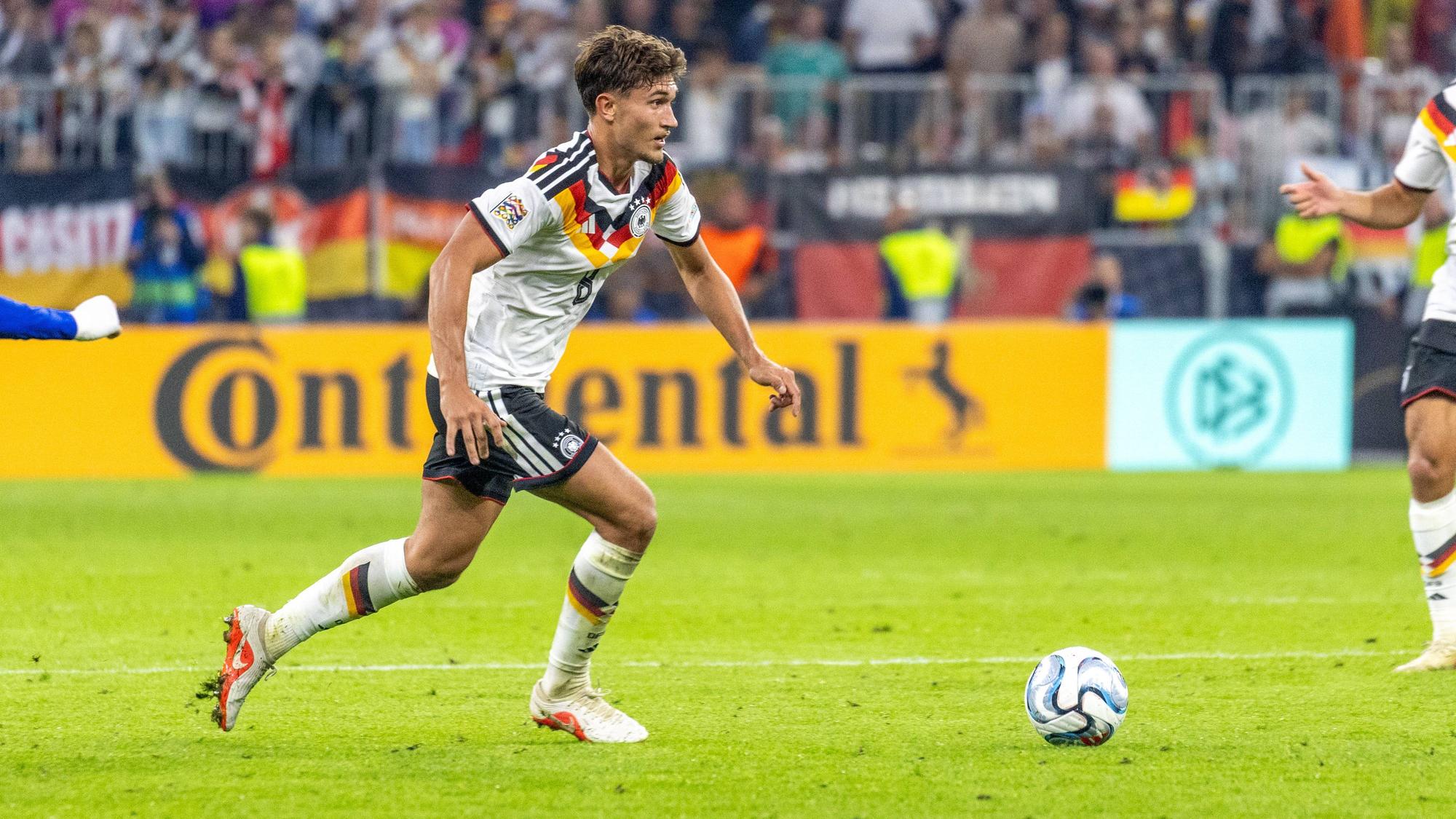 Tom Bischof treibt den Ball durchs DFB-Mittelfeld.