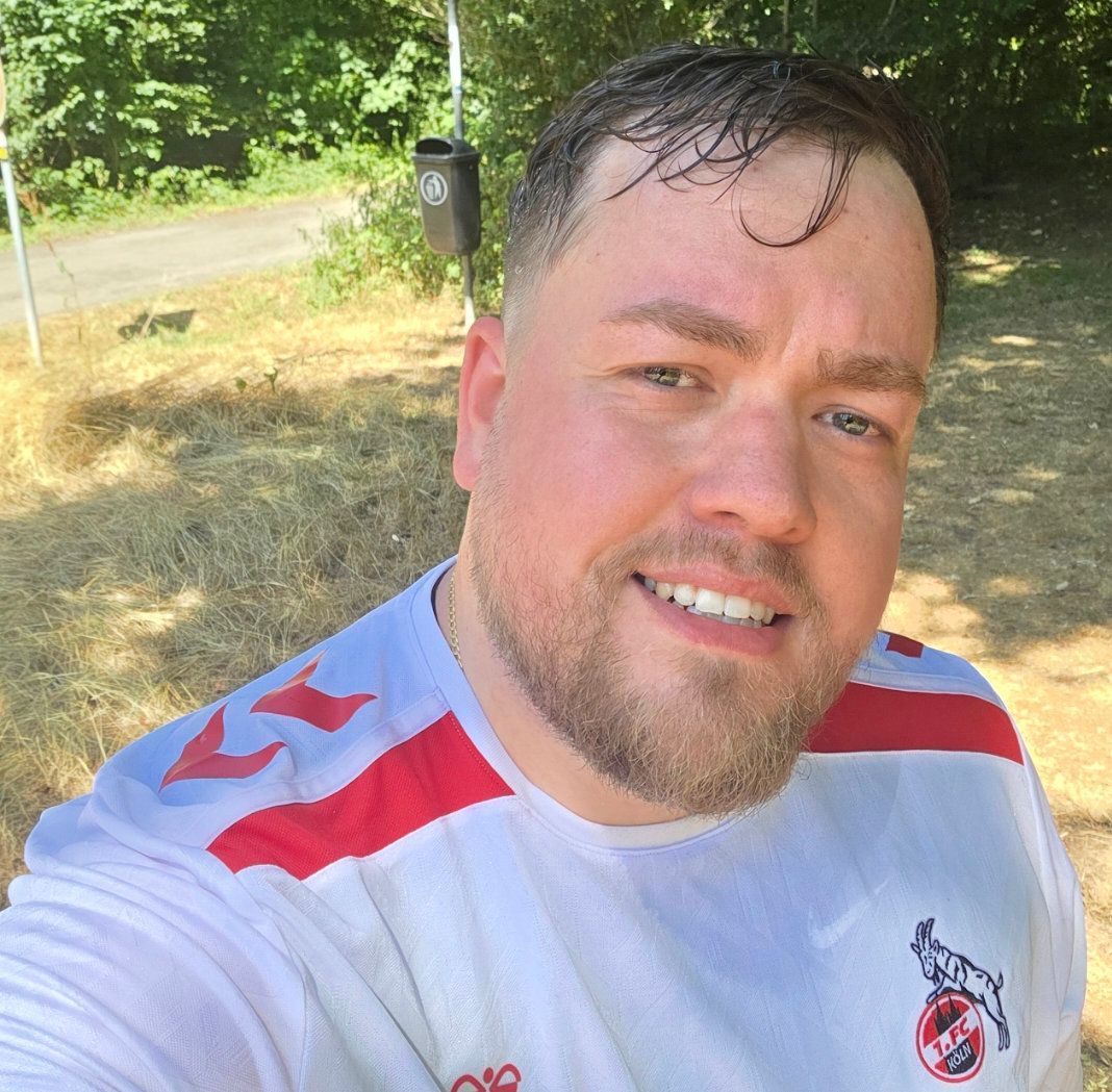 Sven Glöckner (32) trainiert im FC-Trikot seines verstorbenen Opas für den Kölner Halbmarathon.