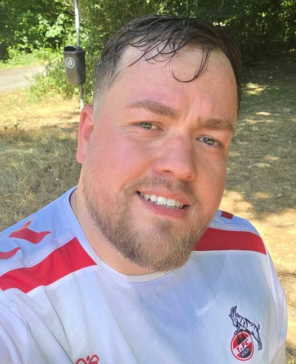 Sven Glöckner (32) trainiert im FC-Trikot seines verstorbenen Opas für den Kölner Halbmarathon.