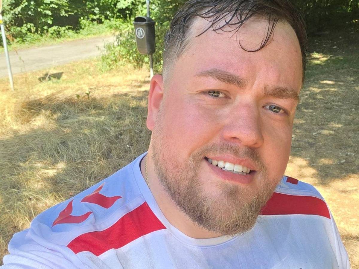 Sven Glöckner (32) trainiert im FC-Trikot seines verstorbenen Opas für den Kölner Halbmarathon.