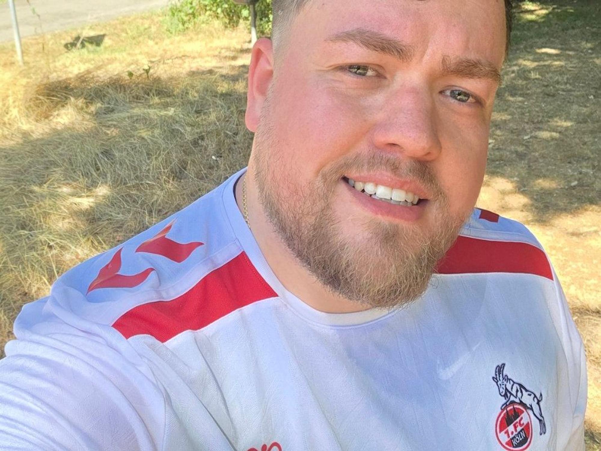 Sven Glöckner (32) trainiert im FC-Trikot seines verstorbenen Opas für den Kölner Halbmarathon.