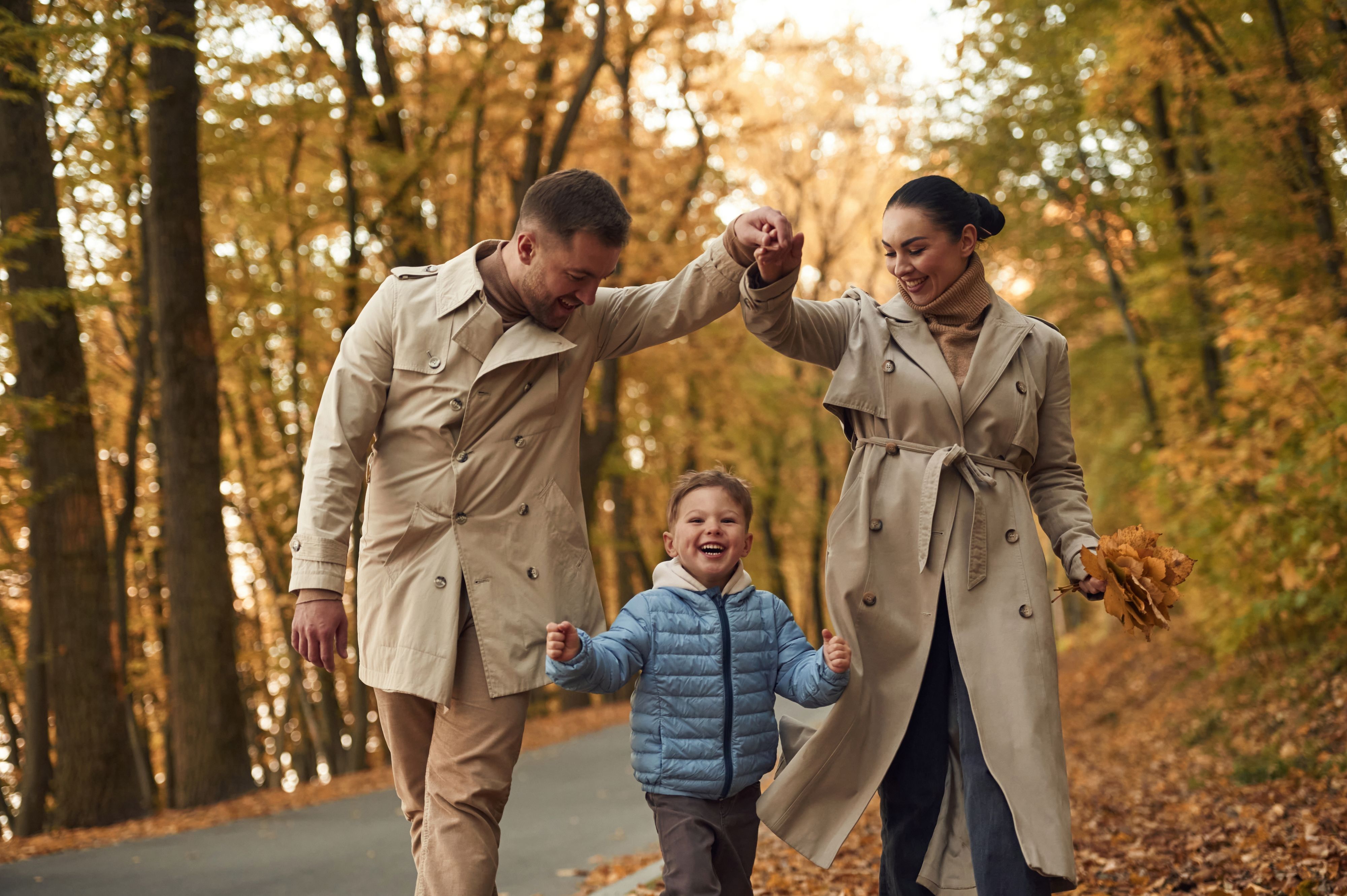 Eine schick angezogene Familie im Herbstwald