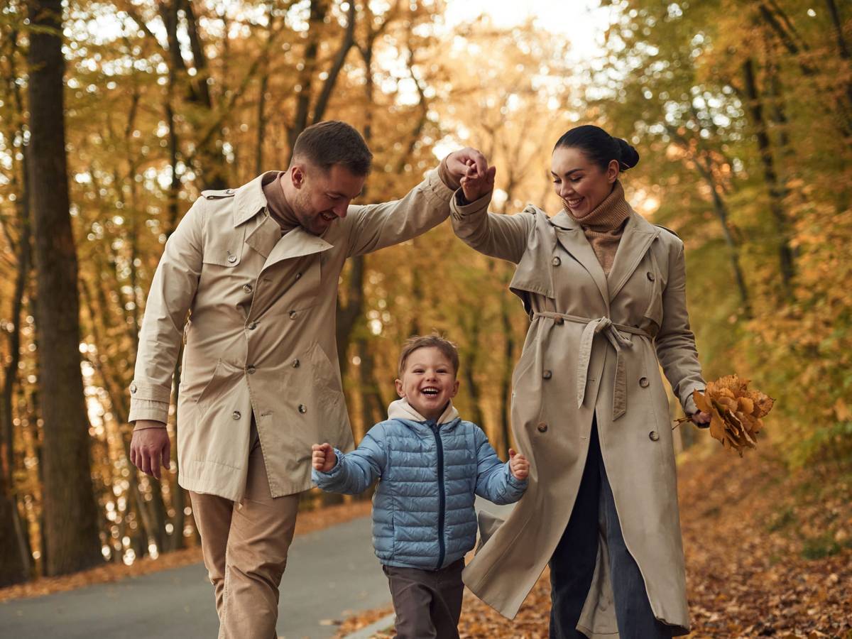 Eine schick angezogene Familie im Herbstwald