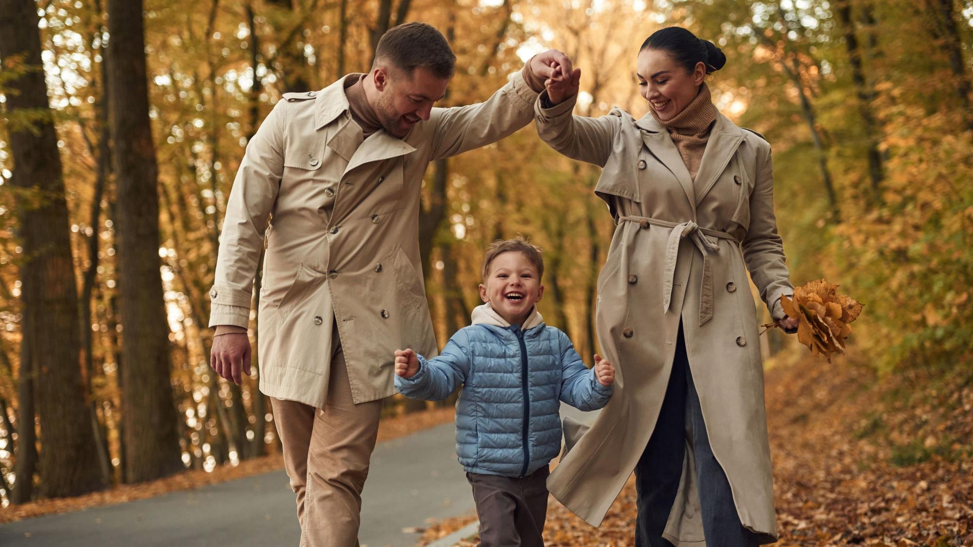 Eine schick angezogene Familie im Herbstwald