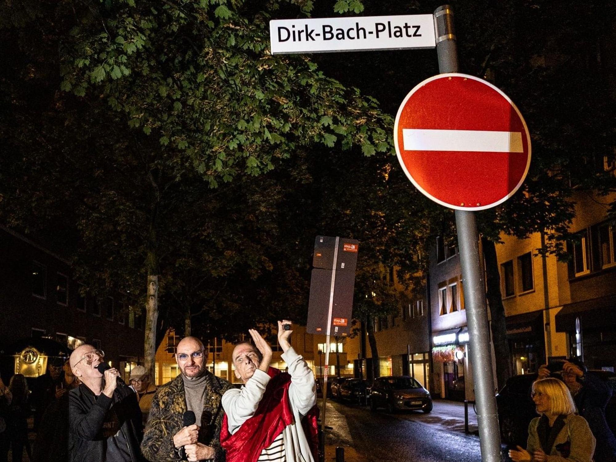 Enthüllung des Straßenschildes am Dirk-Bach-Platz.