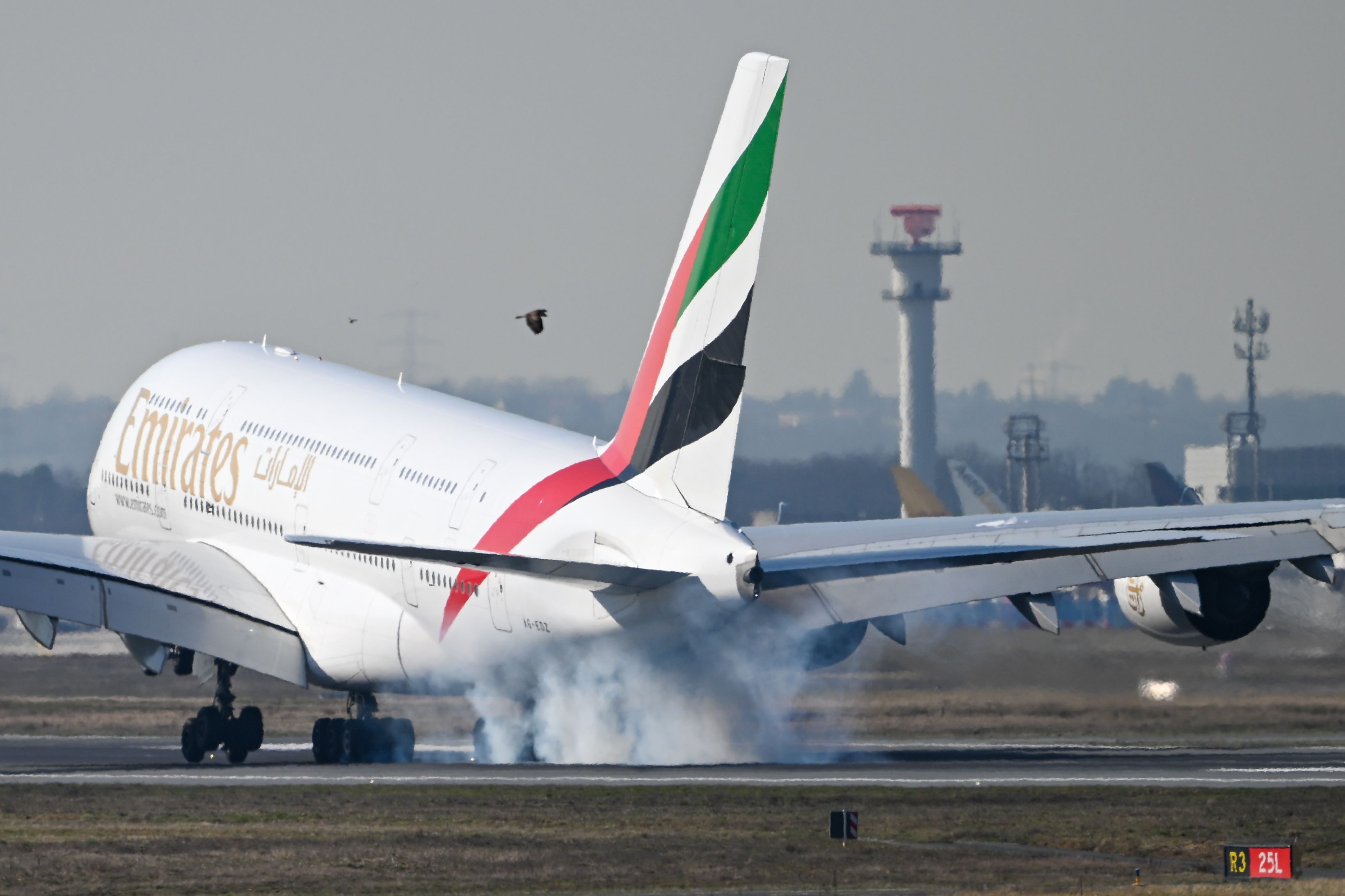 Ein Airbus A380 der Fluggesellschaft Emirates bei der Landung.