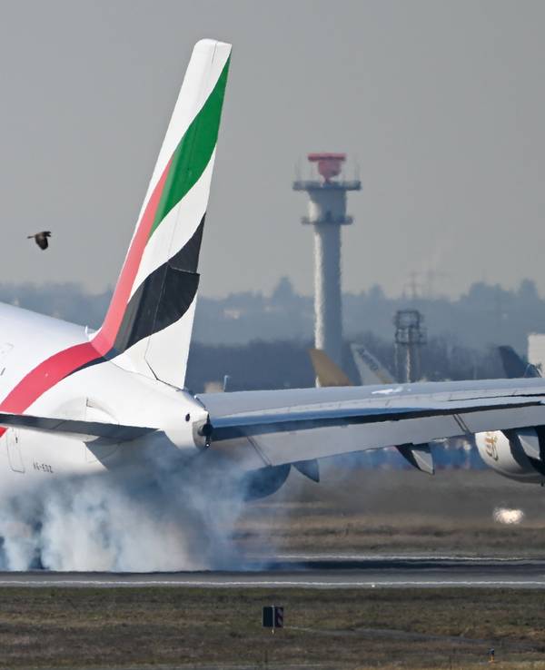 Ein Airbus A380 der Fluggesellschaft Emirates bei der Landung.