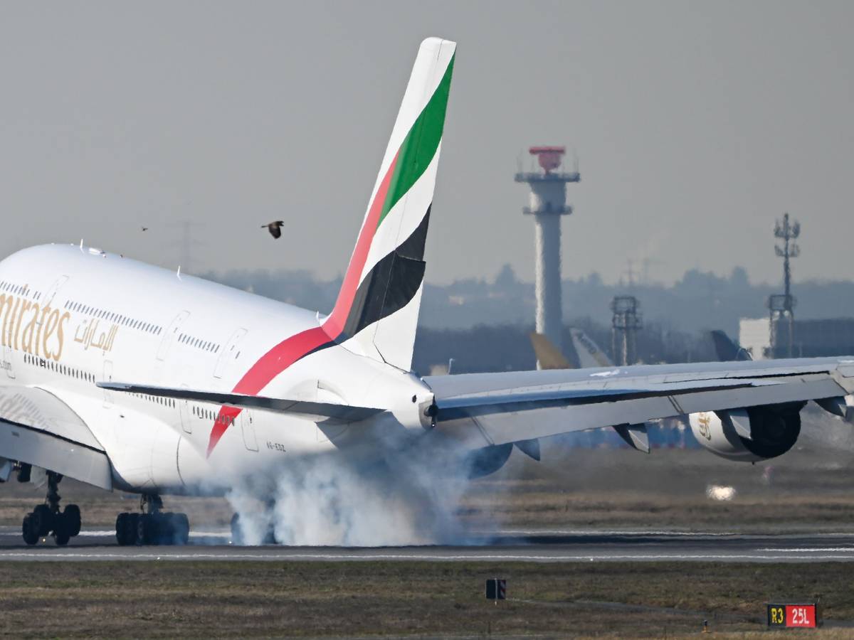 Ein Airbus A380 der Fluggesellschaft Emirates bei der Landung.