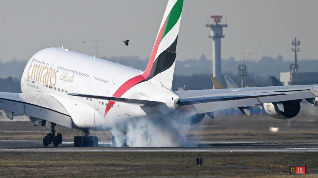 Ein Airbus A380 der Fluggesellschaft Emirates bei der Landung.