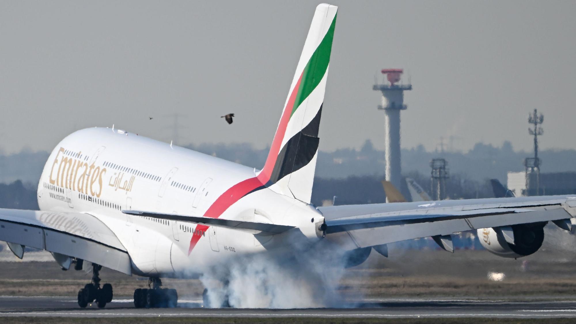 Ein Airbus A380 der Fluggesellschaft Emirates bei der Landung.