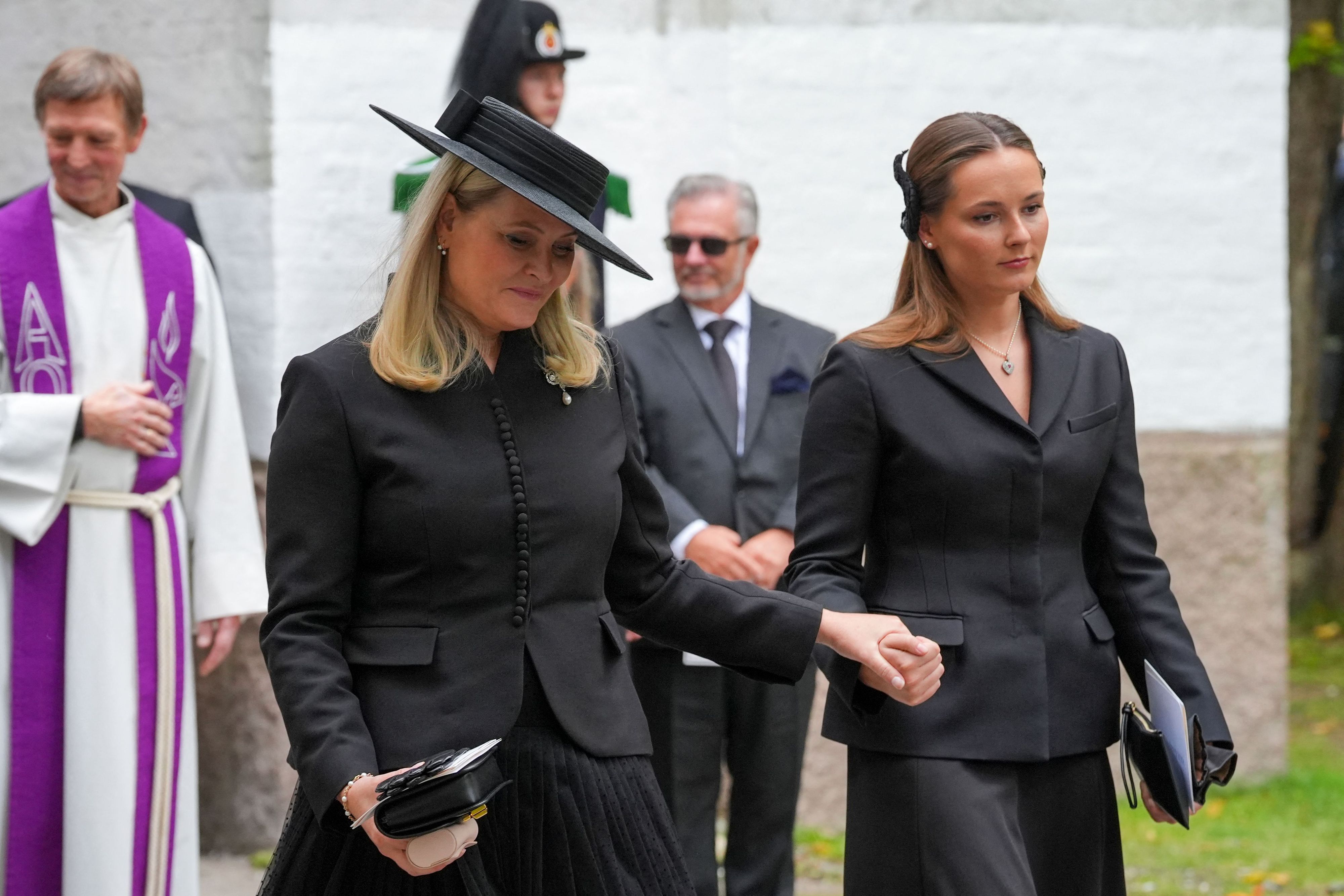 Königin Mette-Marit (M) neben Kronprinzessin Ingrid Alexandra.