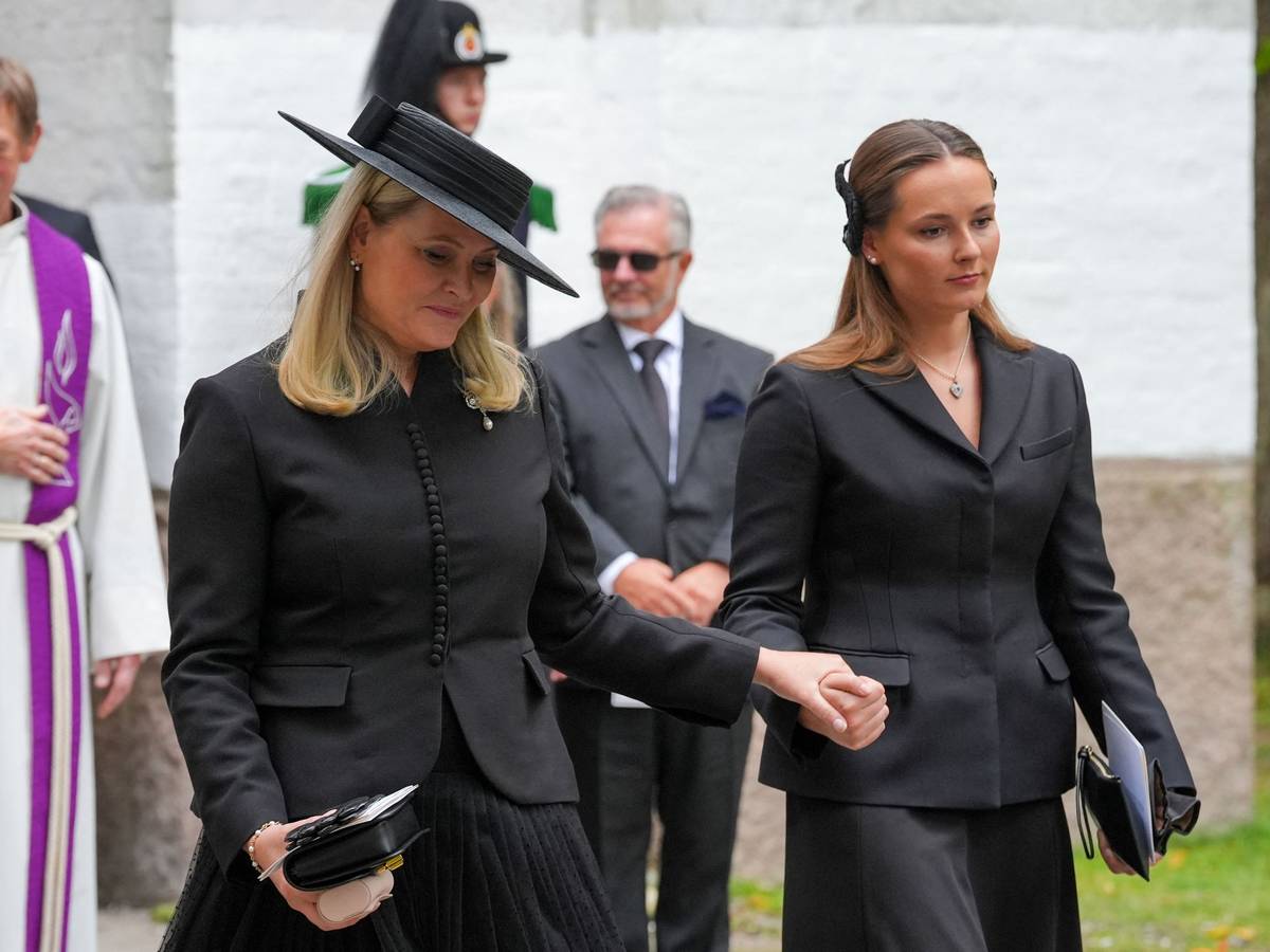 Königin Mette-Marit (M) neben Kronprinzessin Ingrid Alexandra.