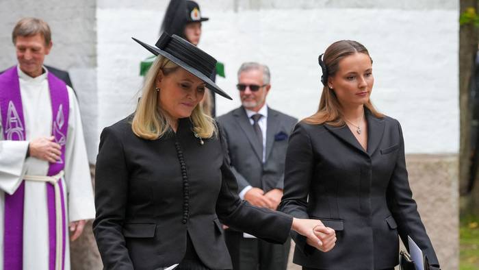 Königin Mette-Marit (M) neben Kronprinzessin Ingrid Alexandra.