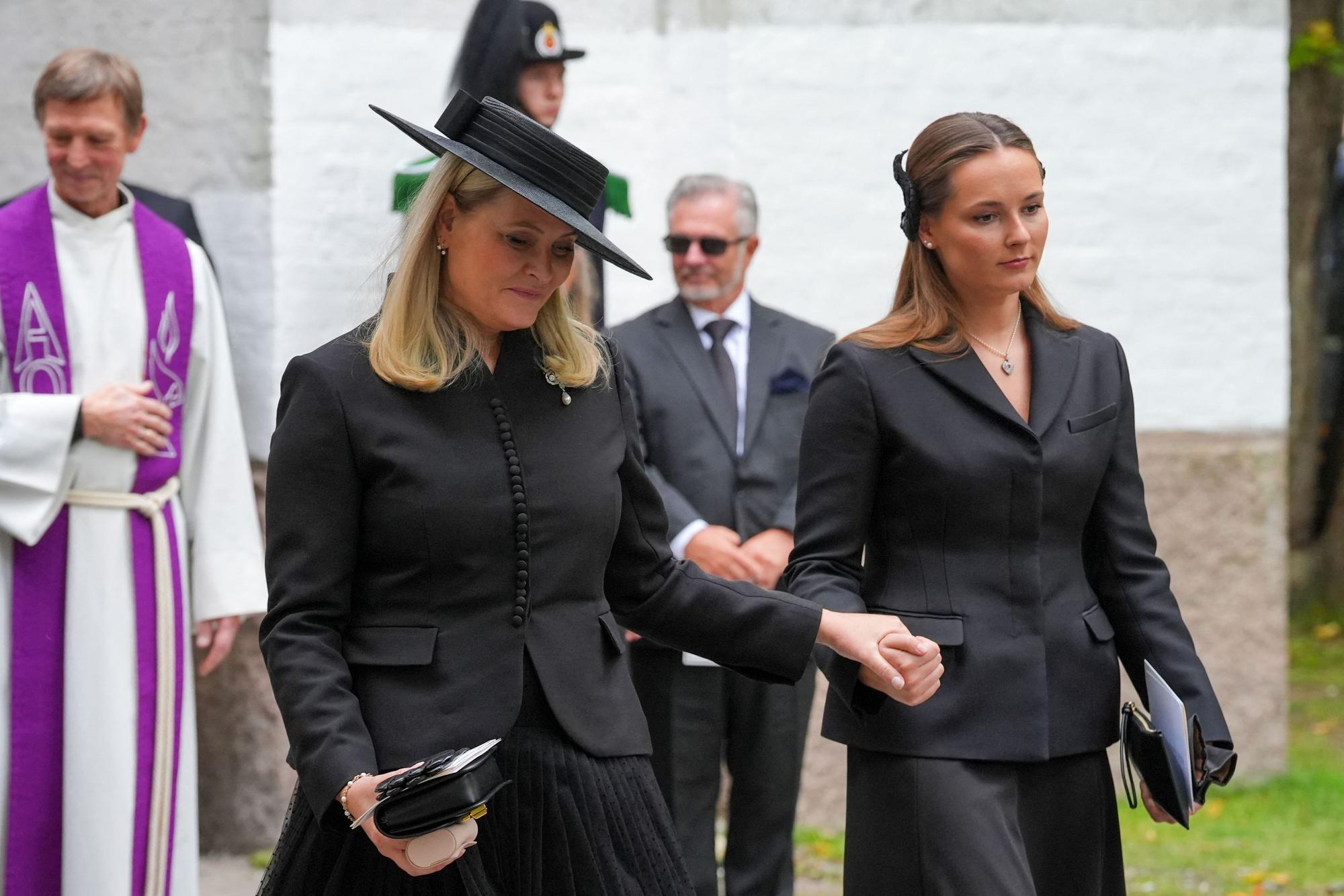 Königin Mette-Marit (M) neben Kronprinzessin Ingrid Alexandra.