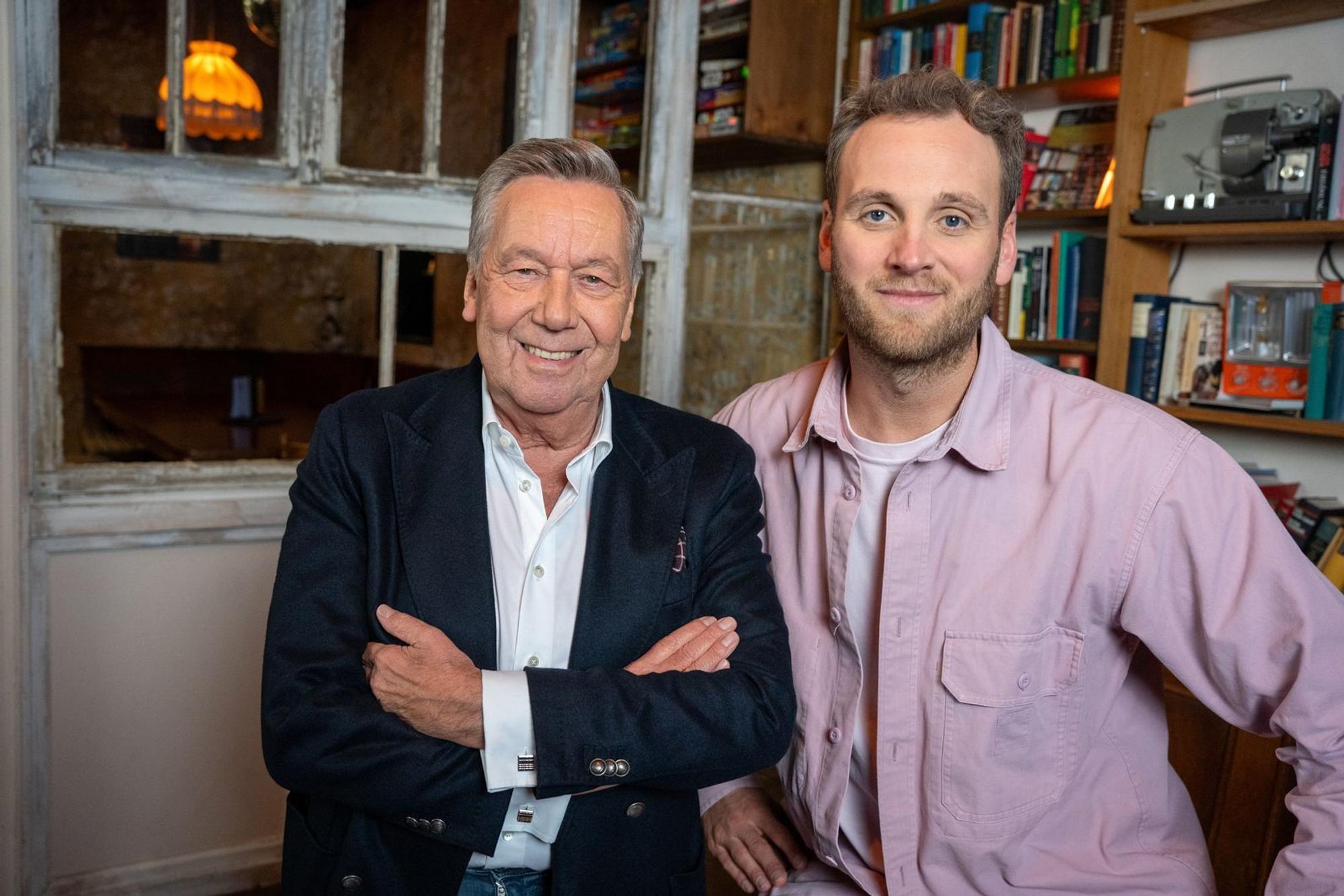 Für die ZDF-Doku „Terra Xplore: Warum lieben wir Schlager?“ unterhielt sich Moderator Leon Windscheid (rechts) mit Schlager-Ikone Roland Kaiser. (Bild: ZDF/Marius Fuchtmann)