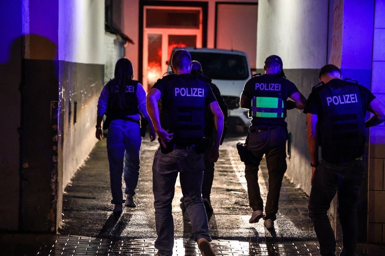 Polizei und SEK-Beamte sind in Hagen im Einsatz. Nach einem nachrichtendienstlichen Hinweis hat die Polizei Dortmund mit Unterstützung von Spezialeinsatzkräften drei Männer in Unna und Hagen in Gewahrsam genommen.