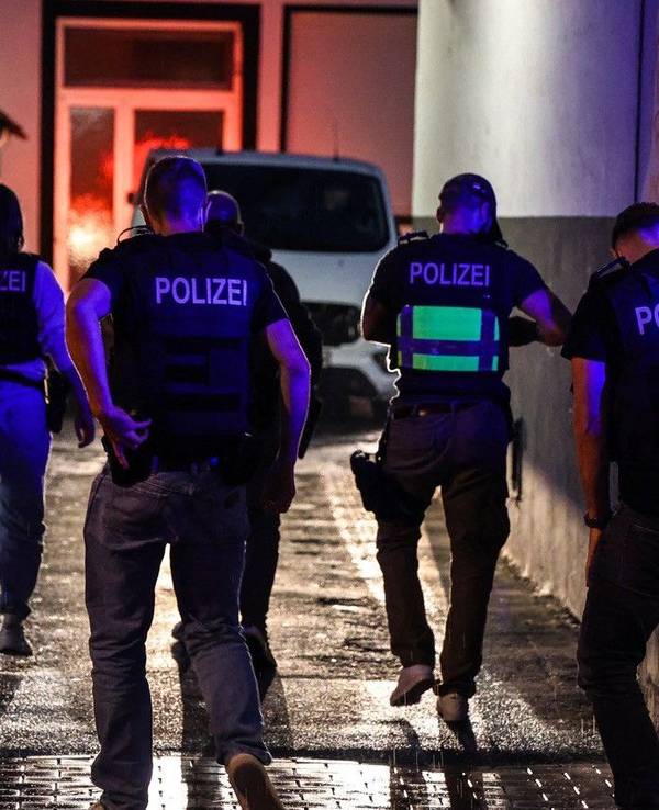 Polizei und SEK-Beamte sind in Hagen im Einsatz. Nach einem nachrichtendienstlichen Hinweis hat die Polizei Dortmund mit Unterstützung von Spezialeinsatzkräften drei Männer in Unna und Hagen in Gewahrsam genommen.