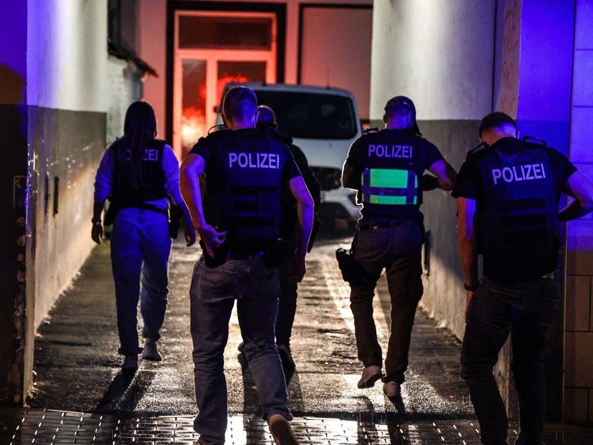 Polizei und SEK-Beamte sind in Hagen im Einsatz. Nach einem nachrichtendienstlichen Hinweis hat die Polizei Dortmund mit Unterstützung von Spezialeinsatzkräften drei Männer in Unna und Hagen in Gewahrsam genommen.