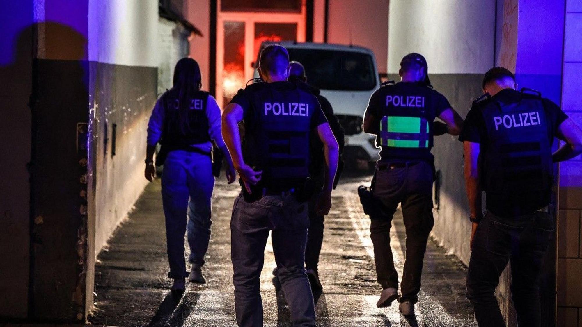 Polizei und SEK-Beamte sind in Hagen im Einsatz. Nach einem nachrichtendienstlichen Hinweis hat die Polizei Dortmund mit Unterstützung von Spezialeinsatzkräften drei Männer in Unna und Hagen in Gewahrsam genommen.