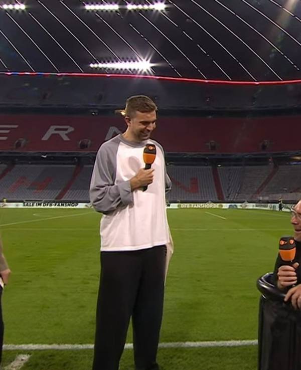 Zum Ausstand des ZDF-Experten Per Mertesacker (Dritter von links) erwartete ihn eine besondere Überraschung. (Bild: ZDF)