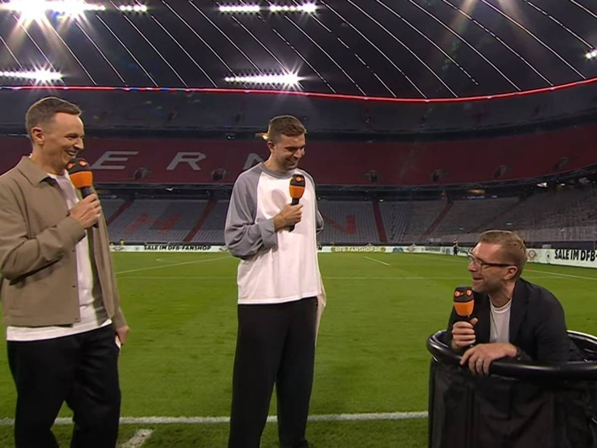 Zum Ausstand des ZDF-Experten Per Mertesacker (Dritter von links) erwartete ihn eine besondere Überraschung. (Bild: ZDF)