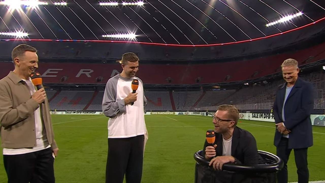Zum Ausstand des ZDF-Experten Per Mertesacker (Dritter von links) erwartete ihn eine besondere Überraschung. (Bild: ZDF)