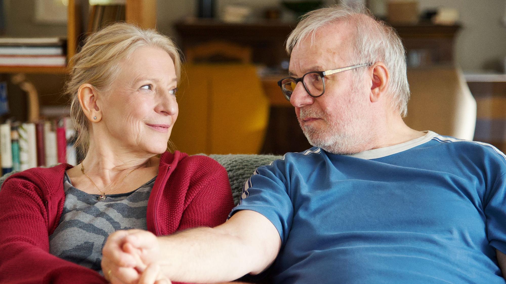 Harry (Joachim Król) und Lore (Dagmar Manzel) in "Alte Liebe"