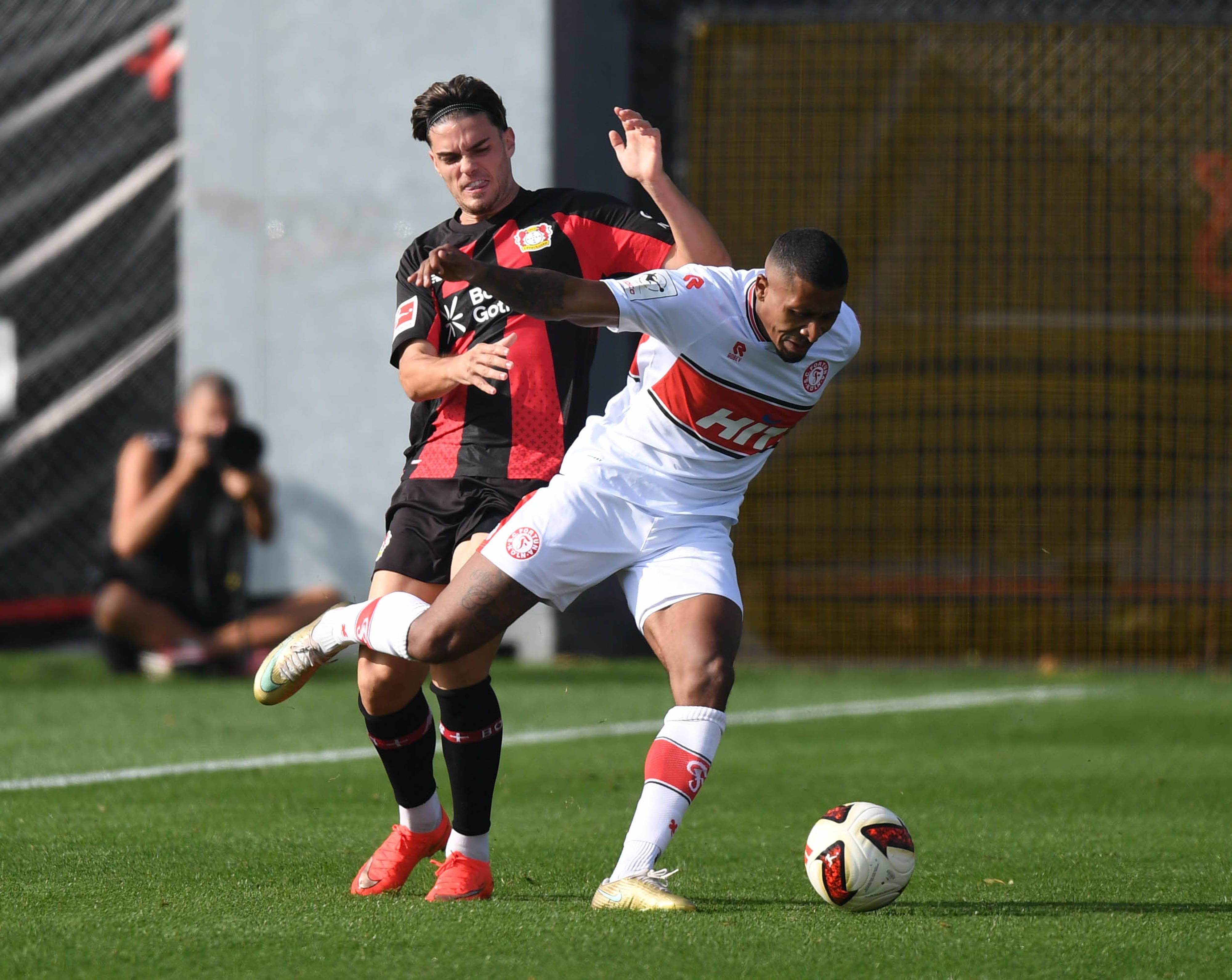 Miguel Gutierrez im Zweikampf mit Florian Heister.