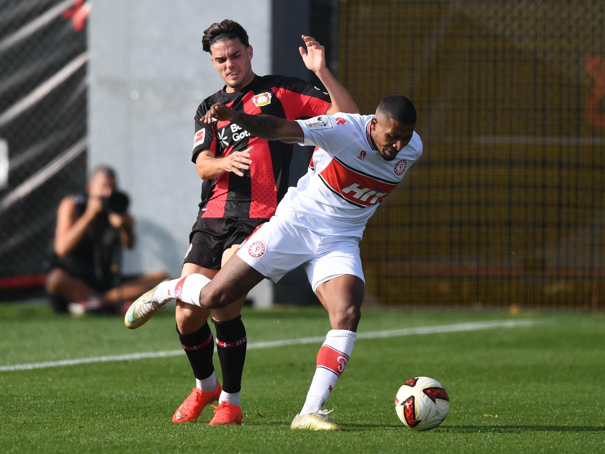 Miguel Gutierrez im Zweikampf mit Florian Heister.