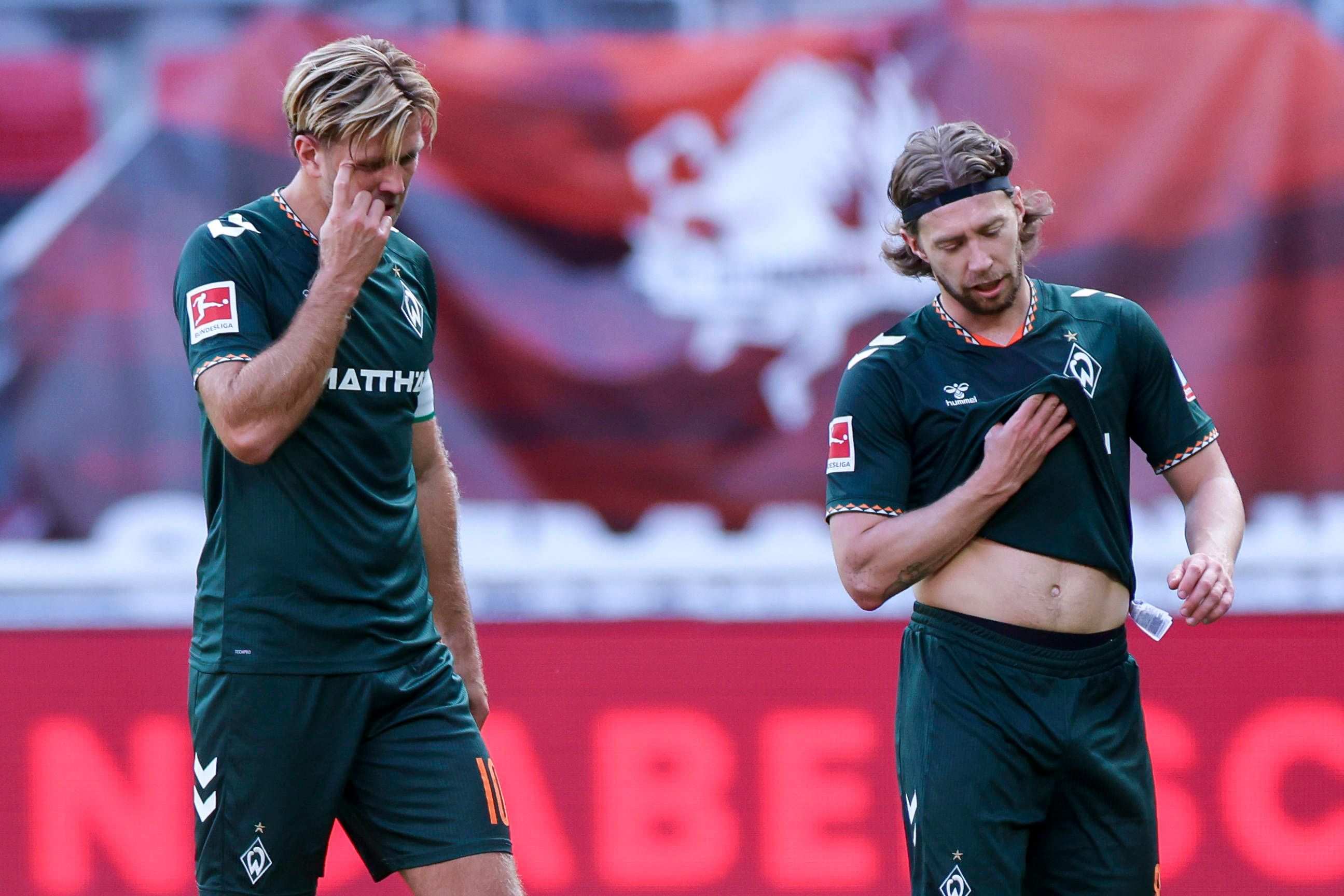Niclas Füllkrug und Mitchell Weiser gehen enttäuscht über den Platz.