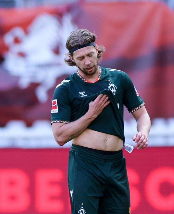 Niclas Füllkrug und Mitchell Weiser gehen enttäuscht über den Platz.