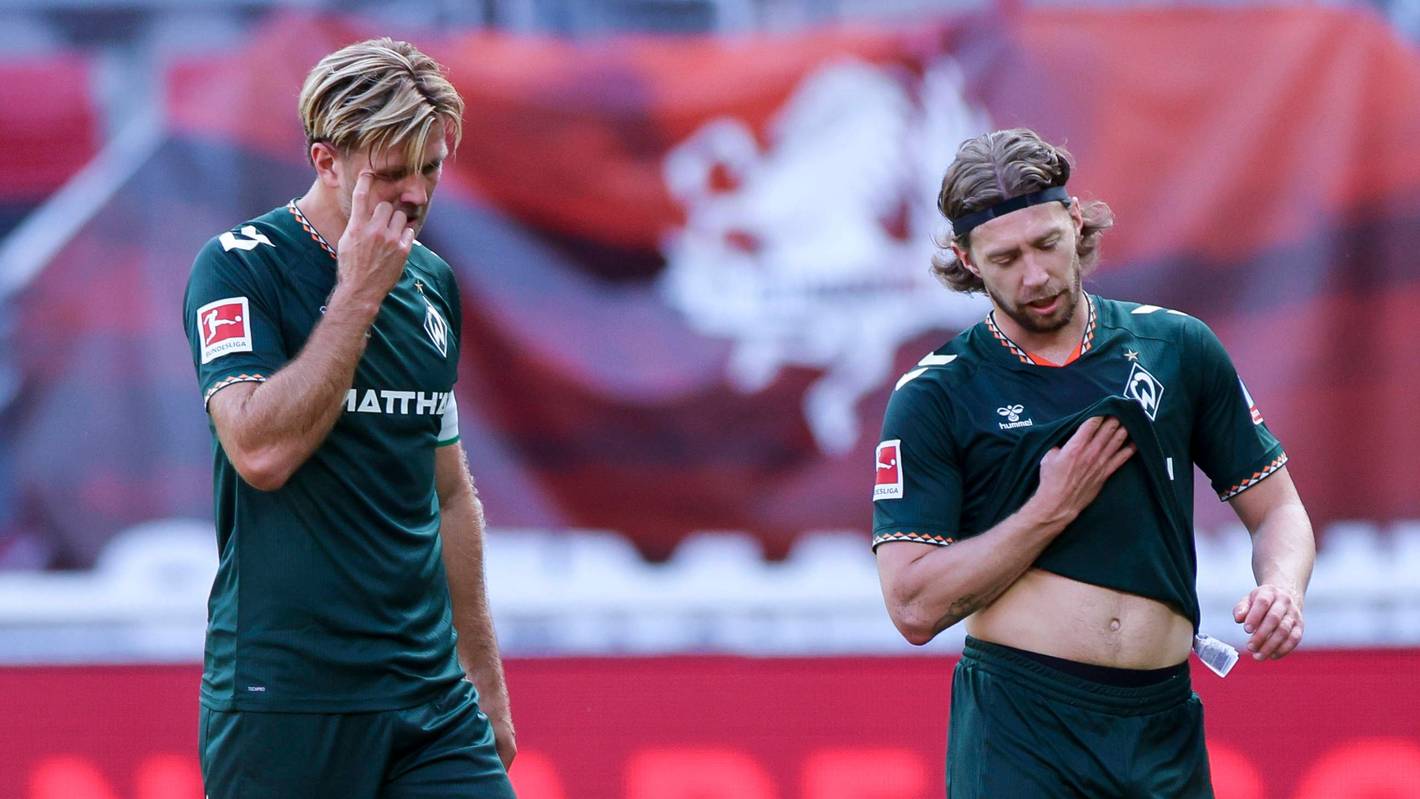 Niclas Füllkrug und Mitchell Weiser gehen enttäuscht über den Platz.