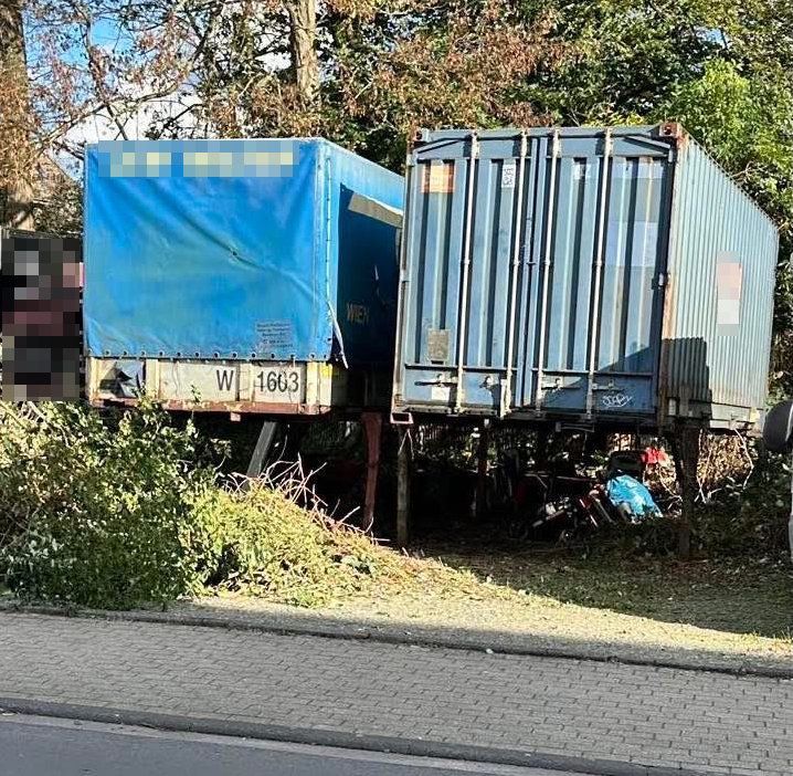 Die Schrott-Anhänger in Köln-Mülheim – der Abtransport soll jetzt mit einem Kran erfolgen.