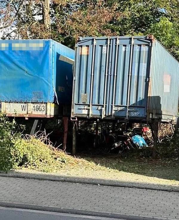 Die Schrott-Anhänger in Köln-Mülheim – der Abtransport soll jetzt mit einem Kran erfolgen.
