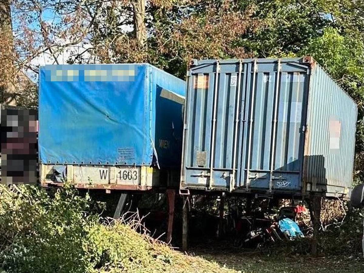 Die Schrott-Anhänger in Köln-Mülheim – der Abtransport soll jetzt mit einem Kran erfolgen.