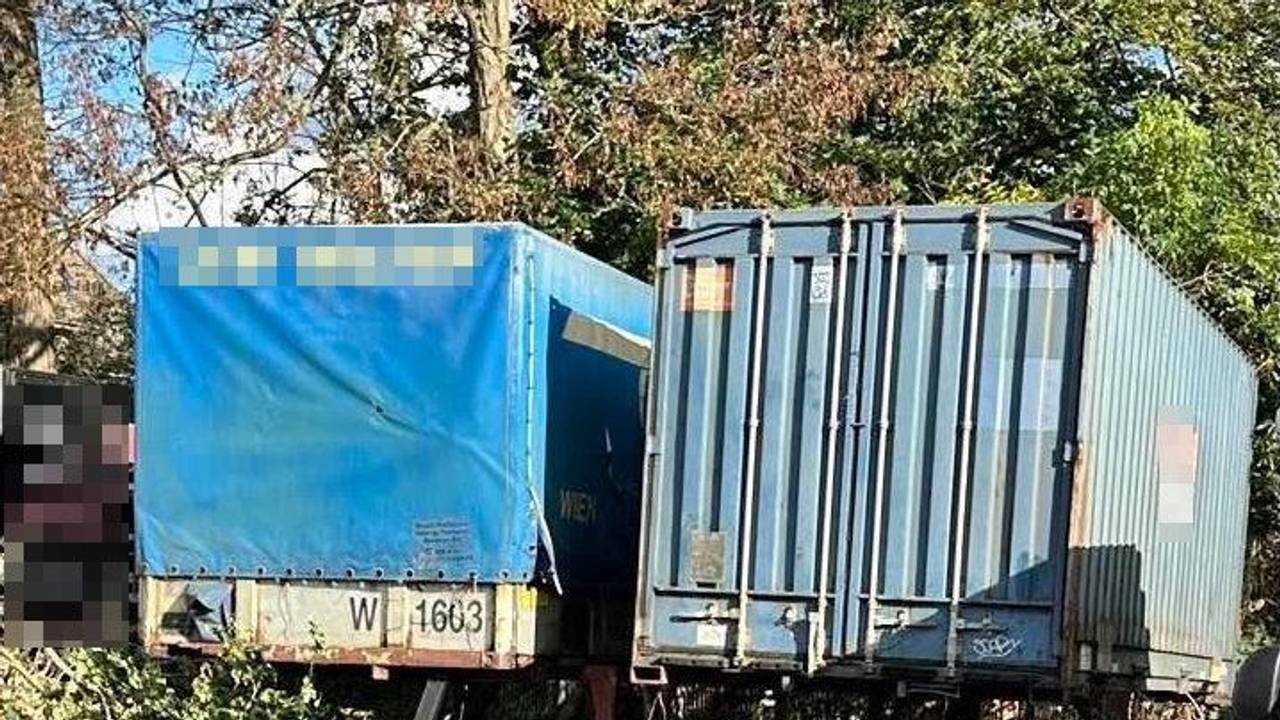 Die Schrott-Anhänger in Köln-Mülheim – der Abtransport soll jetzt mit einem Kran erfolgen.
